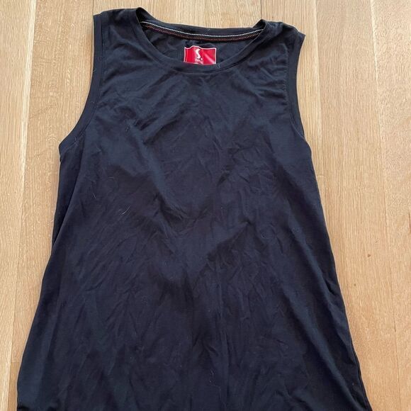 Black active shirt with open back - Picture 2 of 5